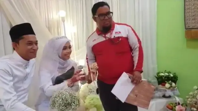 pengantin terima paket (foto: twitter/@penyp3n)
