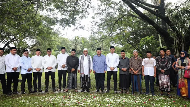 Presiden ke-6 RI Susilo Bambang Yudhoyono (SBY) dan Ketua Umum Partai Demokrat Agus Harimurti Yudhoyono (AHY) berziarah ke Makam Kuburan Massal Siron, Aceh, Senin (25/12/2023). (Foto: Partai Demokrat)