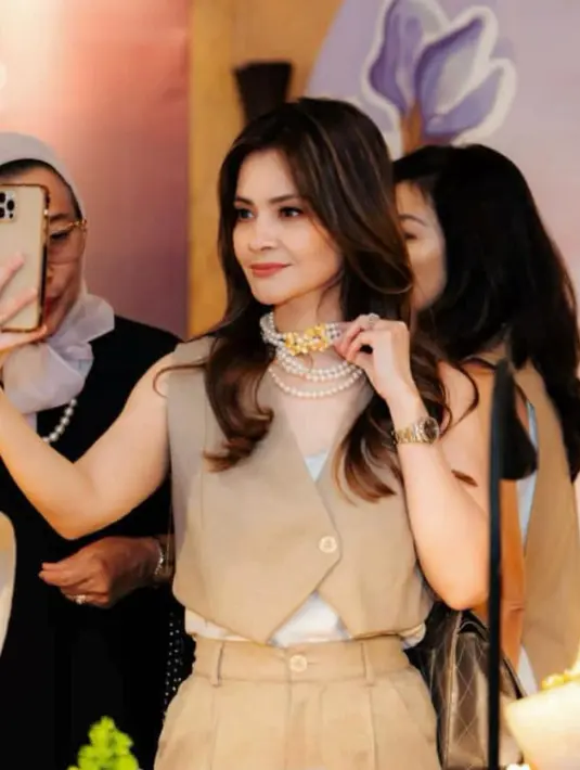 Melengkapi penampilannya dengan kalung mutiara, serta riasan wajah bernuansa coral. Rambut coklatnya dibiarkan terurai tanpa poni. [@cuttaryofficial]