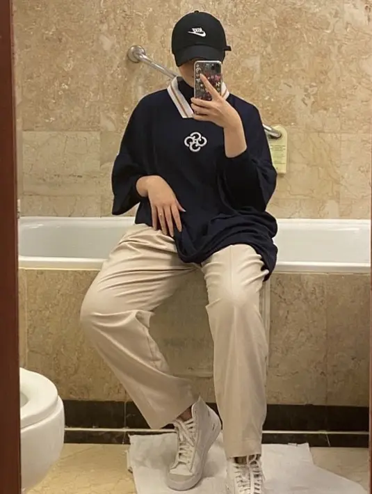 <p>Sivia Azizah tampil mengenakan oversize kaos hitam berkerah. Ia memadukannya dengan celana warna khaki dan converse putihnya. credit: (@siviazizah)</p>