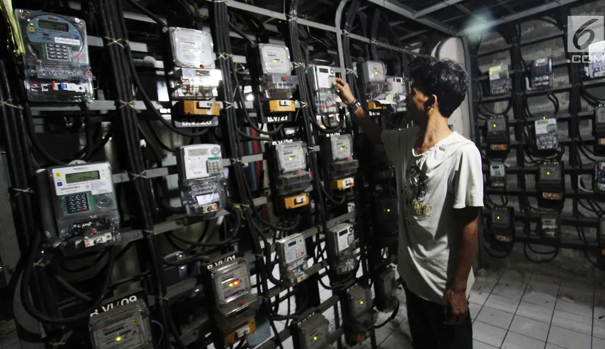 Seorang pelanggan tengah mengisi token listrik di Rusun Bendungan Hilir, Jakarta, Rabu (15/11). Pelanggan yang semula ada di level 1.300 VA akan mendapat fasilitas hingga 4.400 VA. (Liputan6.com/Angga Yuniar)