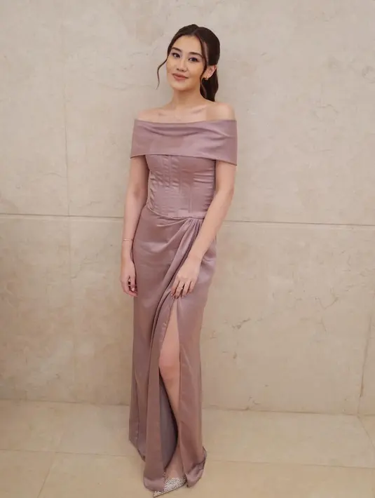 Lihat manisnya penampilan Aaliyah Massaid saat menjadi bridesmaid Mahalini Raharja. Ia mengenakan off-the-shoulder dress berwarna ungu dengan detail high slit. [Foto: Instagram/Aaliyah.massaid]