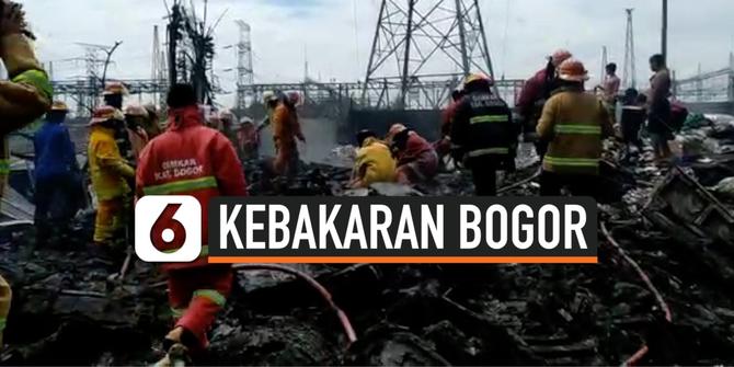 VIDEO: Kebakaran Gudang Barang Bekas Nyaris Mengenai Jaringan Sutet