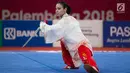 Atlet wushu Indonesia, Lindswell Kwok saat beraksi pada nomor Taijijian Putri Wushu Asian Games 2018 di JIExpo Kemayoran, Jakarta, Senin (20/8). Lindswell menyumbang emas kedua untuk Indonesia. (Bola.com/Vitalis Yogi Trisna)