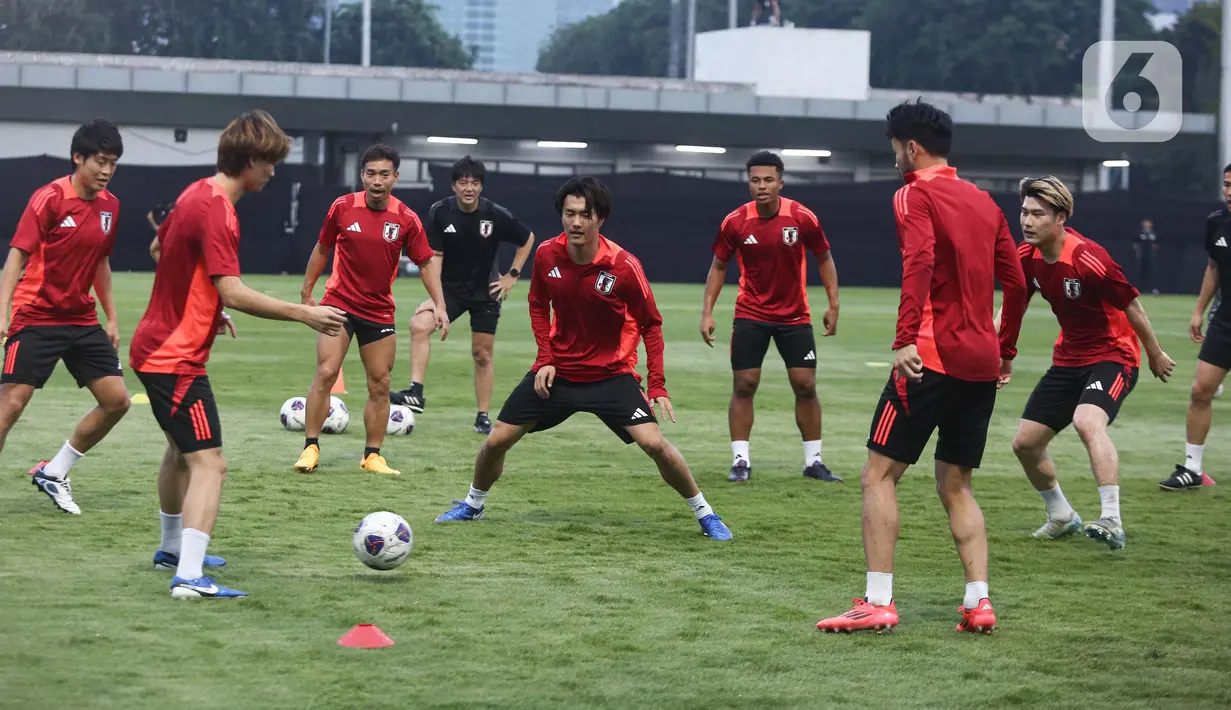Setelah itu, pemain timnas Jepang berlatih operan bola atau rondo. (Liputan6.com/Angga Yuniar)