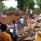 Tiga rumah di Purwakarta tertimbun longsor, 2 meninggal, 2 hilang, dan 5 luka. (Liputan6.com/Abramena)