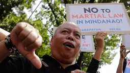 Sejumlah orang menggelar aksi menentang deklarasi darurat militer di depan Gedung DPR Filipina, Manila, Rabu (31/5). Aksi demontrasi ini sebagai tanda solidaritas dengan orang Marawi dan Mindanao. (AP Photo / Aaron Favila)