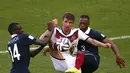 Dua pemain Timnas Perancis, Blaise Matuidi (kiri) dan Patrice Evra, berusaha merebut bola dari penyerang Jerman, Thomas Mueller, saat berlaga di perempat final Piala Dunia 2014 di Stadion Maracana, Rio de Janeiro, (4/7/2014). (REUTERS/Ricardo Moraes)