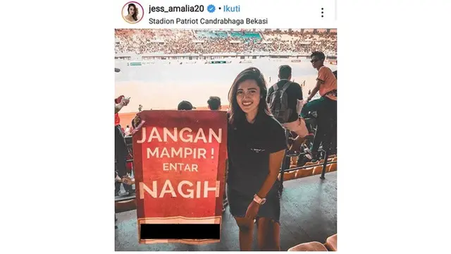 6 Spanduk Nyeleneh di Pertandingan Persija VS PSIS Ini Bikin Salah Fokus