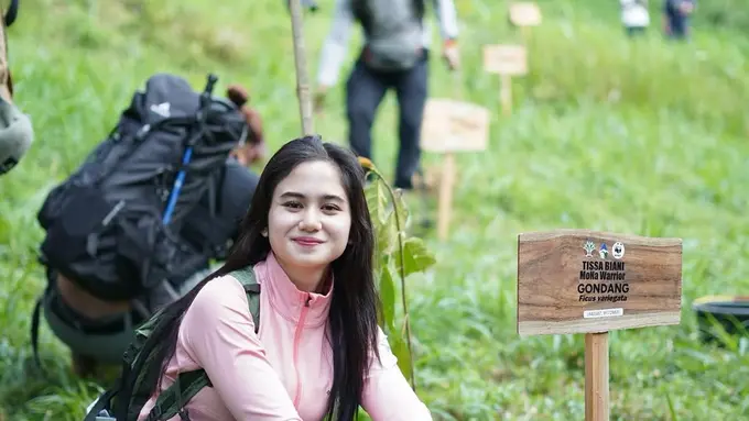 Tissa Biani saat Naik Gunung Merbabu Sambil Tanam Pohon