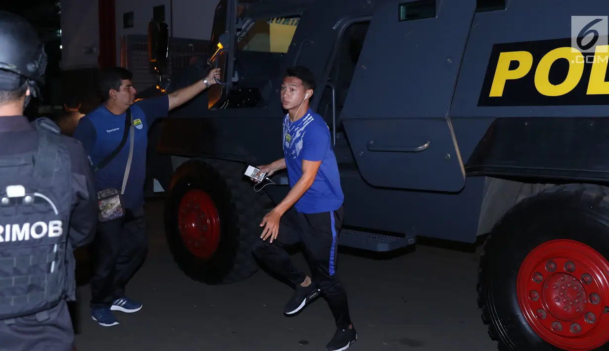 Pemain Persib, Muchlis Hadi turun dari kendaraan taktis jelang latihan resmi di Stadion PTIK, Jumat (29/6). Persib akan melakoni laga tandang tunda pekan ke-6 melawan Persija, Sabtu (30/6). (Liputan6.com/Helmi Fithriansyah)