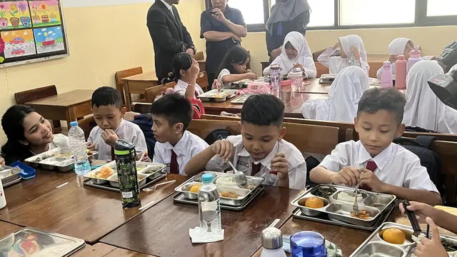 Program Makan Bergizi Gratis (Program MBG) untuk anak sekolah di Jakarta mulai berjalan pada hari ini, Senin (6/1/2025).