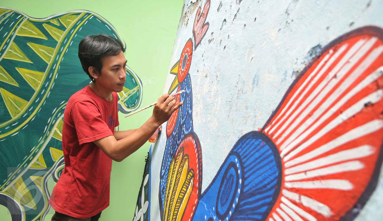 Warga membatik tulis di sebuah dinding di Kampung Batik di Palbatu, Jakarta, Jumat (2/10). Kegiatan dalam rangka memperingati Hari Batik Nasional ini untuk memupuk rasa cinta akan batik sebagai warisan budaya asli Indonesia. (Liputan6.com/Gempur M Surya)