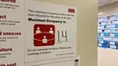 Sebuah poster tentang penurunan kapasitas ruang kelas terlihat di sebuah dinding di Universitas Boston, Boston, Massachusetts, Amerika Serikat (AS), (4/9/2020). (Xinhua/Wu Tongyangzi)