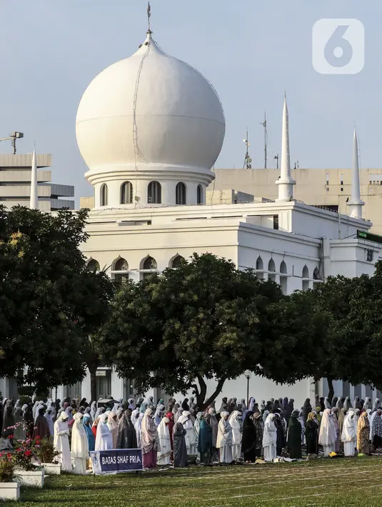 Jemaah melaksanakan salat Idul Adha 1441 H di Masjid Al-Azhar, Jakarta, Jumat (31/7/2020). Pelaksanaan salat Id dilakukan secara berjemaah di masjid atau lapangan dengan menerapkan protokol kesehatan, seperti mengenakan masker dan menjaga jarak. (Liputan6.com/Johan Tallo)
