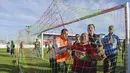 Pihak keamanan menangkap fans klub Amedspor yang kecewa, Selasa (16/5/2017) di play-off untuk Liga Super Turki. (AFP/Ilyas Akengin)