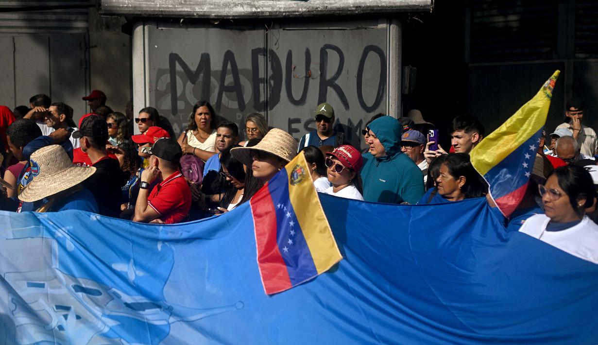 Venezuela mengklaim bahwa 55 personel militernya tewas dalam serangan militer Amerika Serikat tersebut. Tampak dalam foto, orang-orang menghadiri unjuk rasa dukungan untuk mantan Presiden Venezuela Nicolas Maduro dan istrinya Cilia Flores di Caracas pada 6 Januari 2026. (Federico PARRA/AFP)