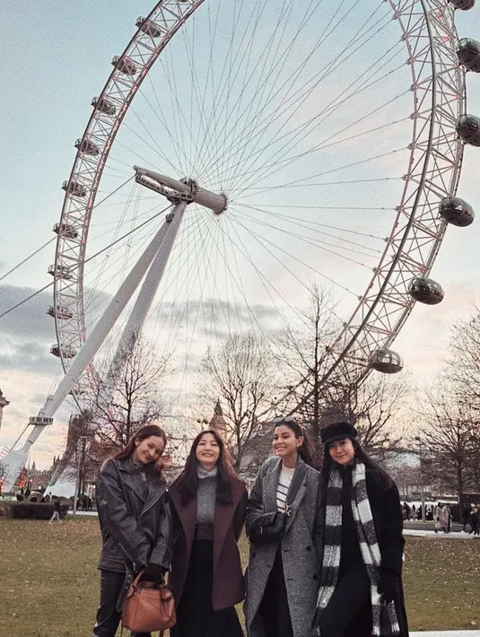 Kali ini mereka berfoto dengan background bianglala. Penampilan para seleb ini saat liburan pun berhasil curi perhatian. Penampilannya tampak begitu fashionable. (Liputan6.com/IG/@enzystoria)