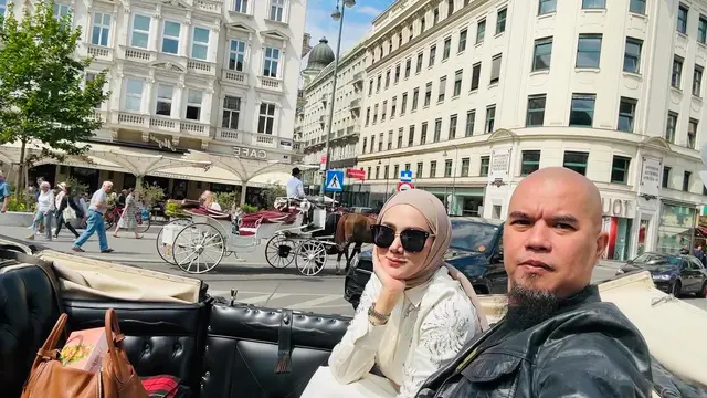 Seru Naik Andong, Ini 7 Potret Ahmad Dhani dan Mulan Jameela Liburan di Slovakia