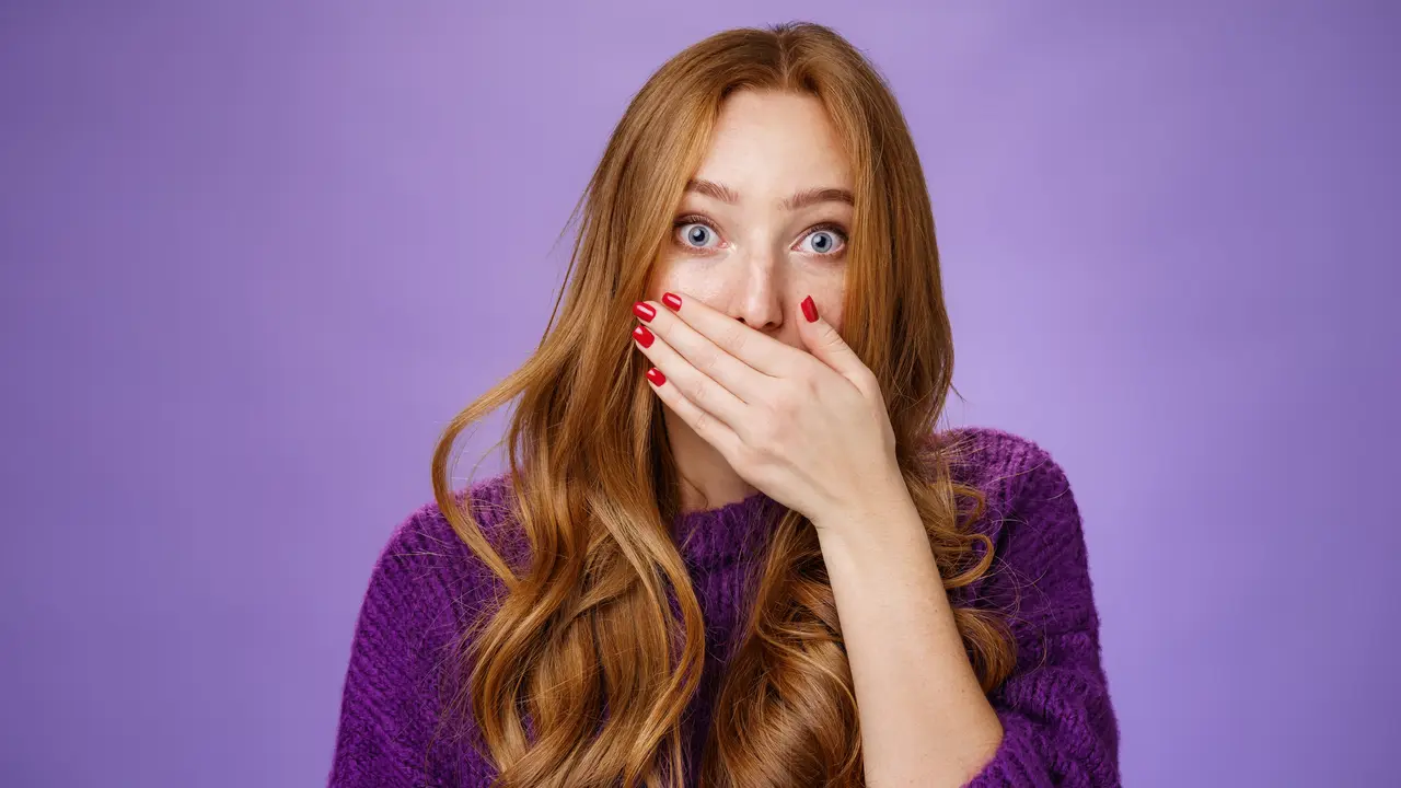 Wanita Mengenakan Busana Berwarna Ungu (sumber: freepik)