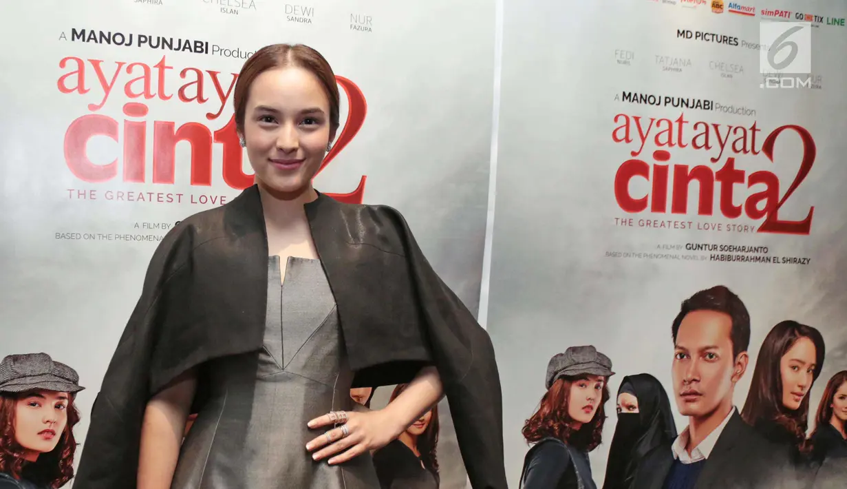 Pemain film Ayat-Ayat Cinta 2, Chelsea Islan tersenyum saat berpose usai konferensi pers di Jakarta, Kamis (7/12). Chelsea Islan akan berperan sebagai Keira di film tersebut. (Liputan6.com/Herman Zakharia)