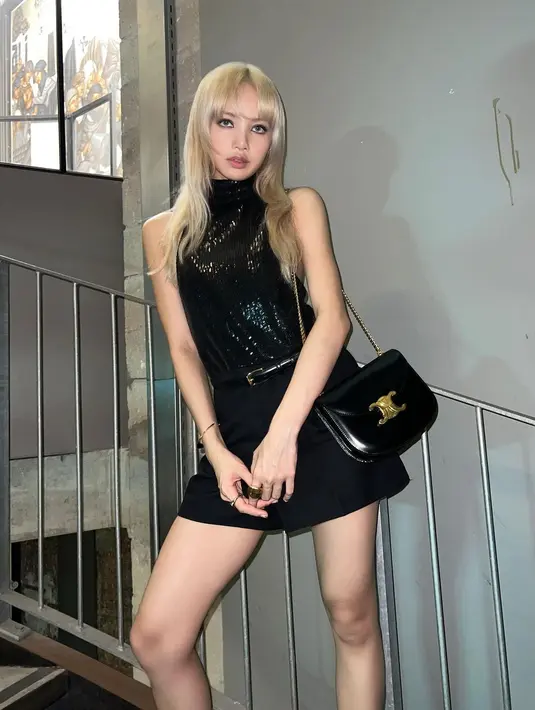 <p>Dalam foto ini, rambut blonde Lisa BLACKPINK terlihat masih panjang, dengan bagian bawah rambut yang dibuat ber-layer. Foto: Instagram.</p>