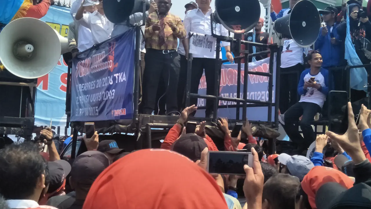 Sejumlah tokoh ikut naik mobil komando demo buruh (Sania Masahabi/Merdeka.com)