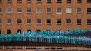 Ribuan orang dengan tubuh tanpa busana saat menjadi model sebuah seni berjudul "Sea of Hull" karya Spencer Tunick asal Amerika Serikat di pusat Kota Hull, Inggris, Sabtu (9/7). (AFP Photo/Jon Super)