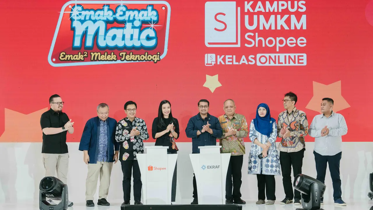 Menteri Ekonomi Kreatif RI, Teuku Riefky Harsya (kelima dari kanan) menghadiri peltihan digital 'Emak-Emak Melek Teknologi' di Malang, Jawa Timur, Kamis (13/2) (Istimewa)