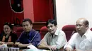 Selain Djarot Saiful Hidayat , hadir pula Ketua DPRD DKI Jakarta Prasetyo Edi Marsudi (kedua dari kiri) di kantor DPD PDIP, Selasa (6/1/2015). (Liputan6.com/Faizal Fanani)