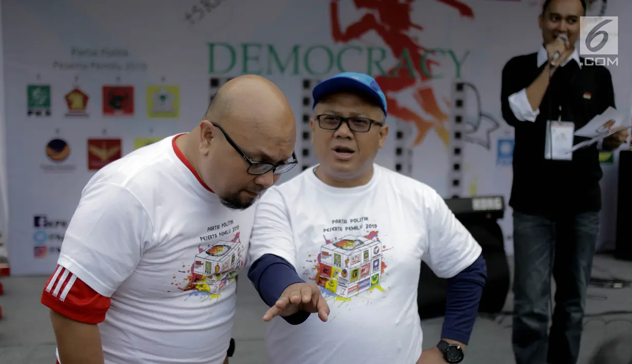 Ketua KPU RI, Arief Budiman saat kompetisi lari Democracy Run di Bundaran HI, Minggu (18/3). Sosialisasi penyelenggaraan pemilu 2019 tersebut dikemas dalam kompetisi lari. (Liputan6.com/Faizal Fanani)