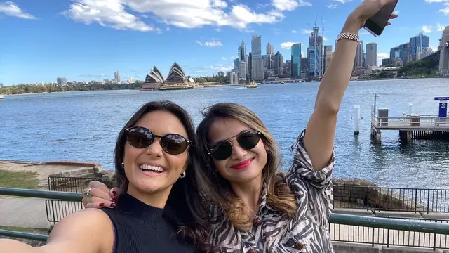 Sama-Sama di Australia, Ini 6 Momen Temu Kangen Acha Septriasa dan Amanda Rawles