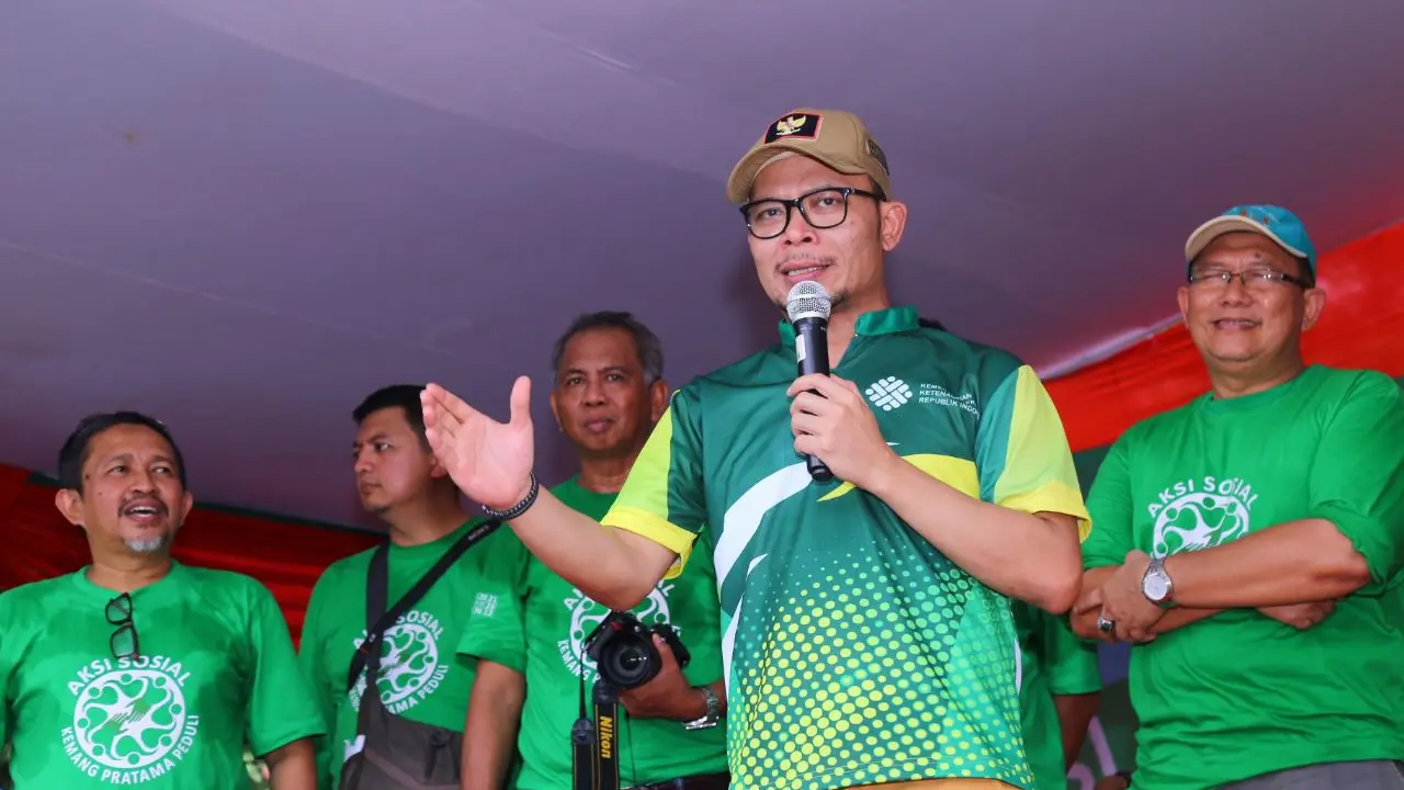 Seusai mengisi acara aksi sosial, Menaker Hanif kembali memberikan penjelasan terkait Perpres Nomor 20 Tahun 2018 terkait penggunaan tenaga kerja asing kepada para awak media yang hadir meliput aksi sosial.