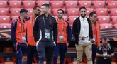 Pelatih Manchester United, Ruben Amorim bersama pelatihnya mendatangi venue laga final Liga Europa 2024/2025 melawan Tottenham Hotspur pada Selasa (20/05/2025) waktu setempat. (AFP/Pierre-Philippe Marcou)
