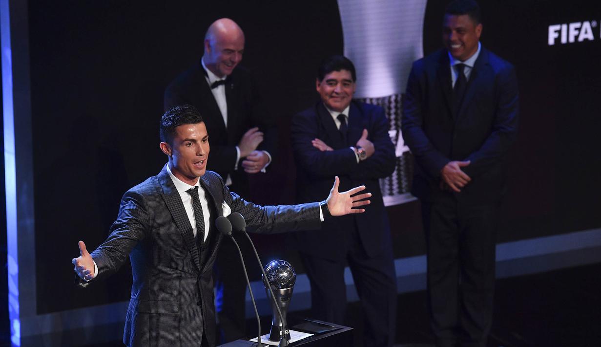 Bintang Real Madrid, Cristiano Ronaldo,memberi sambutan saat menerima trofi pemain terbaik FIFA 2017 di London, Senin (23/10/2017) Ronaldo berhasil mengalahkan Lionel Messi dan Neymar yang juga menjadi nominasi. (AFP/Ben Stansall)