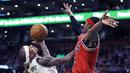 Aksi Boston Celtics, Isaiah Thomas #4 berusaha melewati pemain Chicago Bulls, Rajon Rondo #9 pada laga NBA basketball game di TD Garden, Boston, (2/11/2016). Boston menang 107-100.  (AP/Charles Krupa)