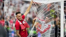 Pemain Sevilla Lucas Ocampos memotong jaring gawang setelah memenangkan pertandingan sepak bola final Liga Europa antara Sevilla dan AS Roma. (AP Photo/Petr David Josek)