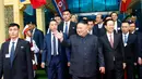 Pemimpin Korea Utara, Kim Jong-un melambaikan tangan setibanya di Stasiun Dong Dang, Lang Son, Selasa (26/2). Kim Jong-un menjejakkan kakinya di Vietnam untuk menghadiri pertemuan dengan Presiden AS, Donald Trump. (Nhan Hữu Sáng/VIETNMA NEWS AGENCY/AFP)