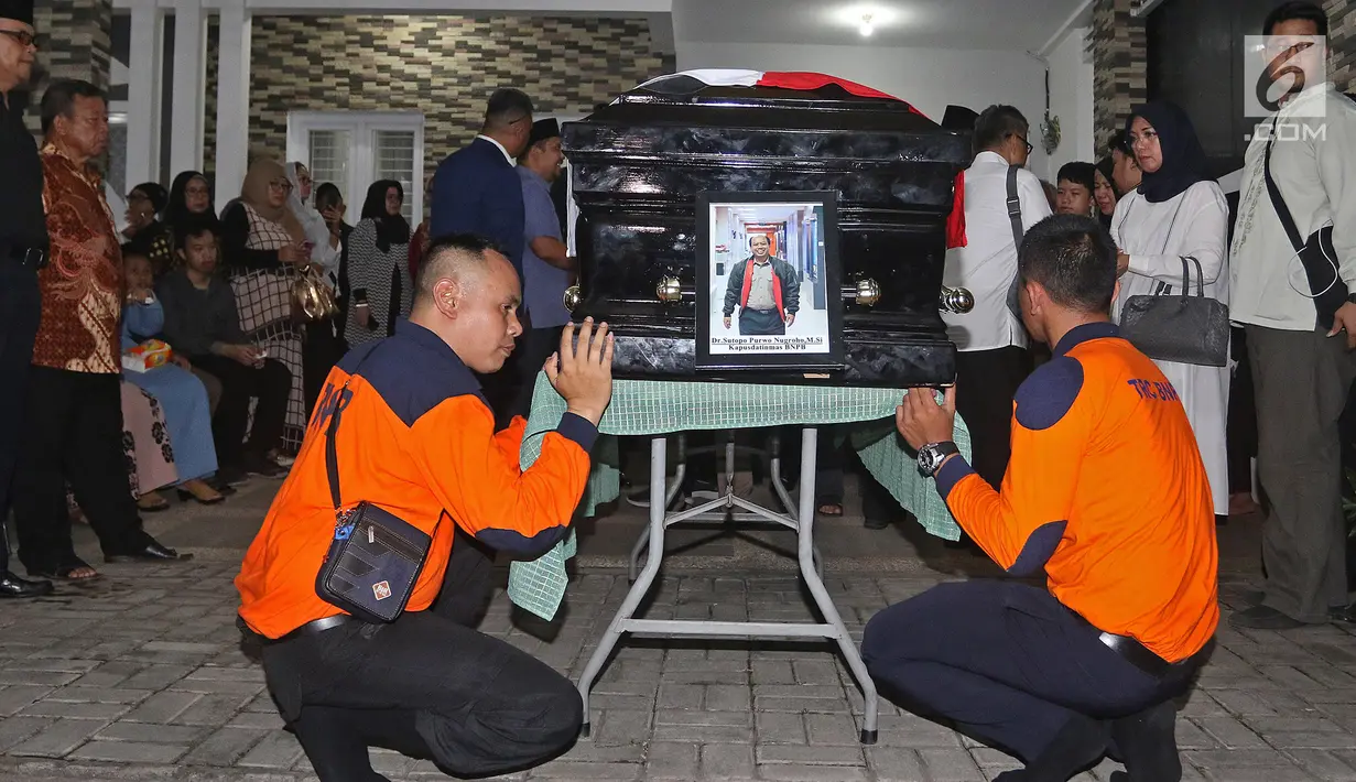 Peti jenazah Kepala Pusat Data Informasi dan Humas BNPB Sutopo Purwo Nugroho saat disemayamkan di rumah duka di Raffles Hils, Depok, Minggu (7/7/2019). Sutopo meninggal dunia di China pada saat menjalani pengobatan kanker paru-paru yang dideritanya. (Liputan6.com/Herman Zakharia)