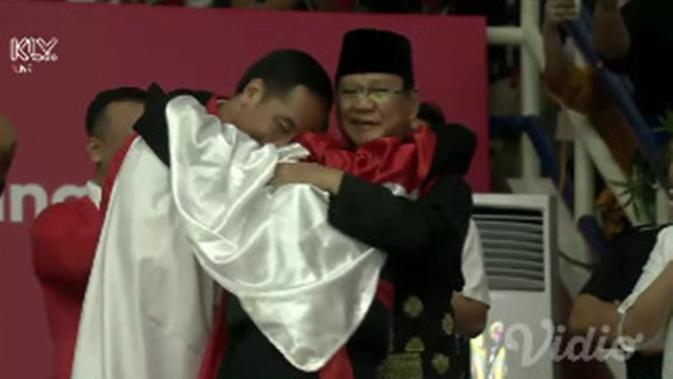 Detik-Detik Atlet Pencak Silat Peluk Jokowi dan Prabowo