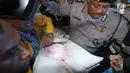 Ketua DPR, Setya Novanto saat dibawa keluar dari RS Medika Permata Hijau, Jakarta, Jumat (17/11). Setnov akan dipindah ke RS Cipto Mangunkusumo. (Liputan6.com/Helmi Fithriansyah)