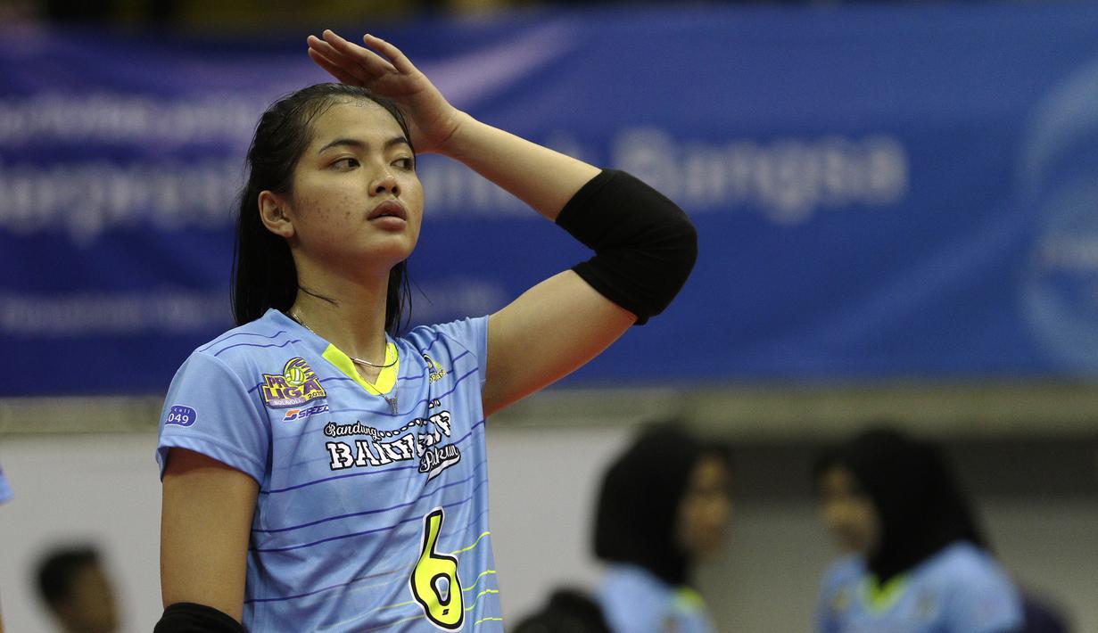 Pevoli Bandung BJB Pakuan, Wintang Dyah, saat menghadapi tim Putri Jakarta BNI 46 dalam ajang Proliga 2019 di GOR Among Rogo, Yogyakarta, Sabtu (23/12). BNI 46 menang 3-1 atas BJB. (Bola.com/Yoppy Renato)