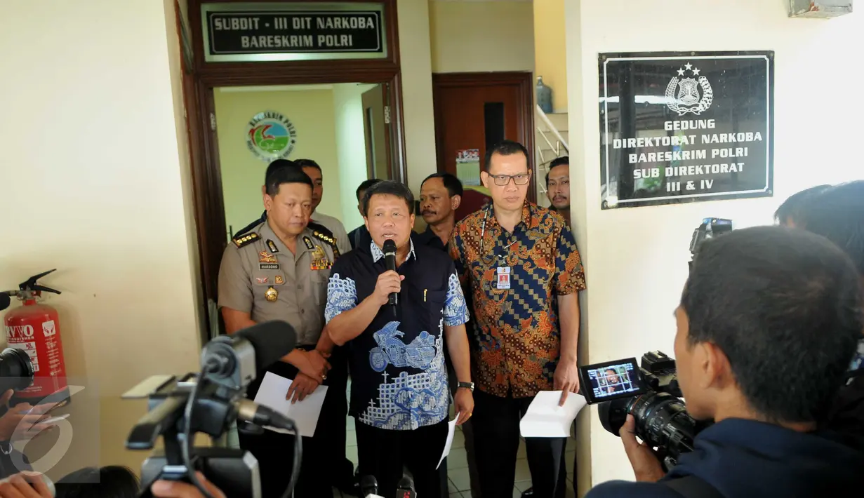 Wakil Direktur Narkoba Bareskrim Polri, Kombes Nugroho Aji Wijayanto (tengah) saat rilis kasus di Mabes Polri, Jakarta, Jumat (6/11). Puluhan ribu obat palsu disita dari rumah yang dijadikan pabrik obat palsu di Bogor. (Liputan6.com/Gempur M Surya)