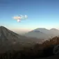 Jajaran gunung menambah daya tarik buat wisatawan untuk menikmati pagi di kawasan kawah Gunung Ijen, Jawa Timur, (20/10/2014). (Liputan6.com/Helmi Fithriansyah)