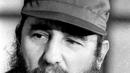 Tokoh revolusi komunis Kuba Fidel Castro merokok cerutu selama pertemuan Majelis Nasional di Havana, di file foto 2 Desember 1976 ini. (REUTERS/Prensa Latina File Photo) 