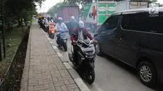 Sejumlah pengendara motor melawan arah saat terjadi kemacetan di Jalan Daan Mogot, Jakarta, Jumat (23/3). Tindakan tersebut dapat membahayakan diri sendiri dan pengendara yang lain. Selain itu juga menambah kemacetan. (Liputan6.com/Arya Manggala)