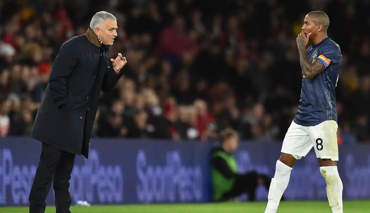 Pelatih Manchester United, Jose Mourinho, memberikan instruksi kepada Ashley Young saat melawan Southampton pada laga Premier League di Stadion St Mary, Southampton, Sabtu (1/12). Kedua klub bermain imbang 2-2. (AFP/Glyn Kirk)