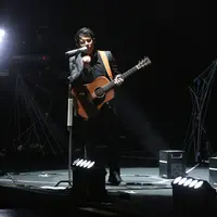 Manggung di Love Fest 2020, NOAH tampilkan BCL di layar untuk bernyanyi bersama. (Adrian Putra/Fimela.com)