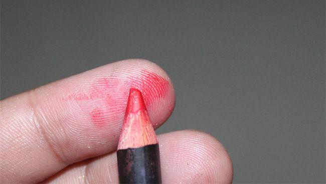 Gosok bagian pensil yang kering | Foto: copyright stylecraze.com