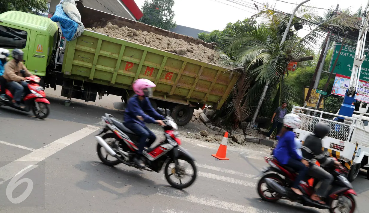 Kondisi truk bermuatan pasir yang menabrak lampu merah di Jalan Pejompongan, Jakarta, Minggu (14/6/2015) dini hari. Meski tidak menimbulkan korban jiwa, kecelakaan yang dipicu rem blong tersebut menyebabkan kemacetan. (Liputan6.com/Helmi Afandi)